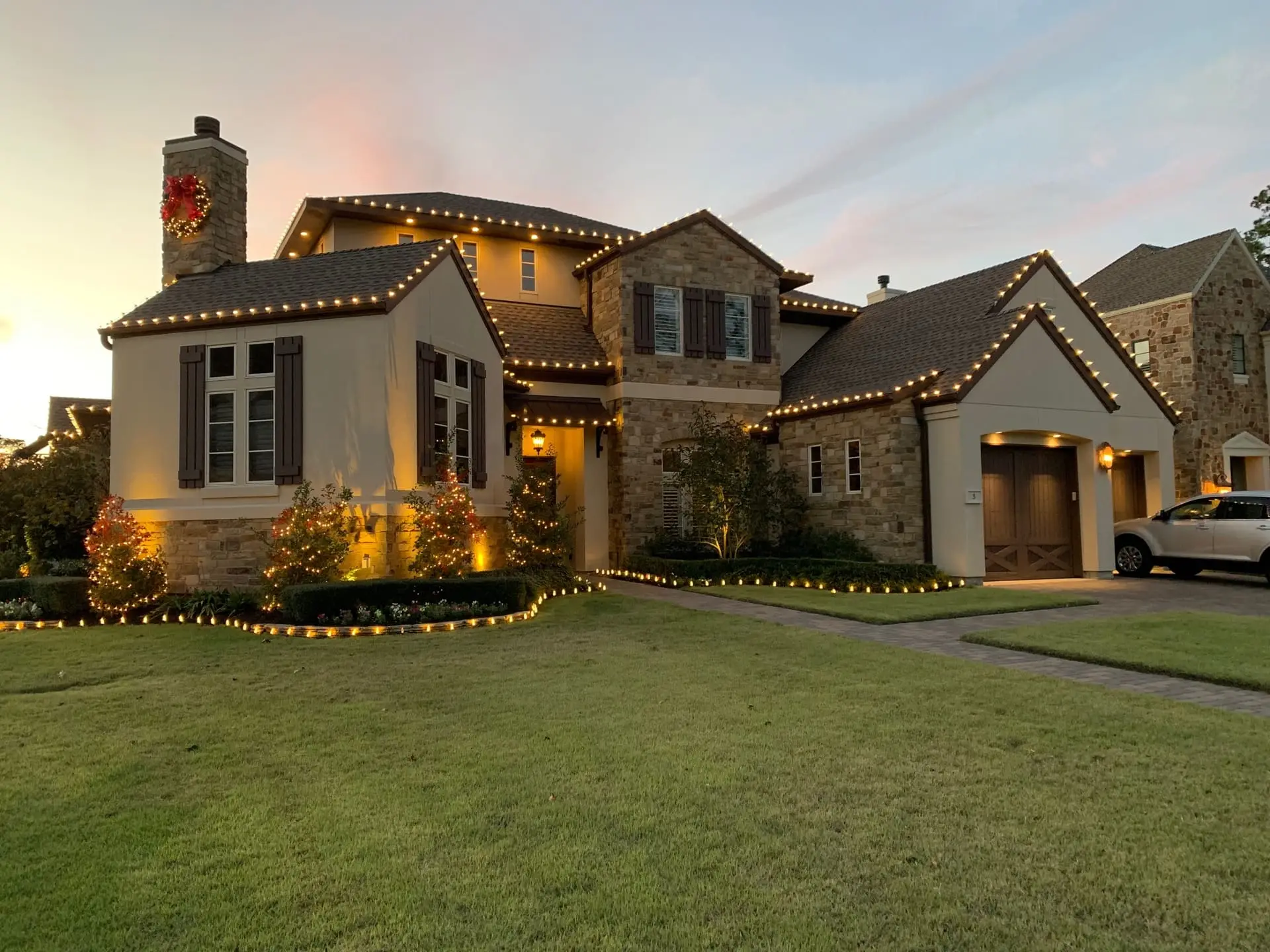 Roofline with landscape lighting combination